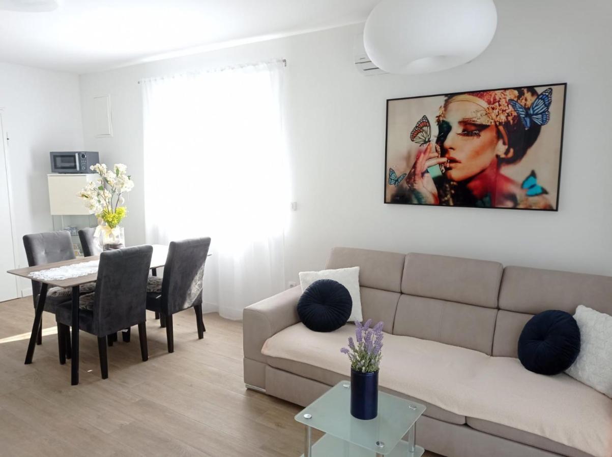 Apartman Franc S วีร์ ภายนอก รูปภาพ